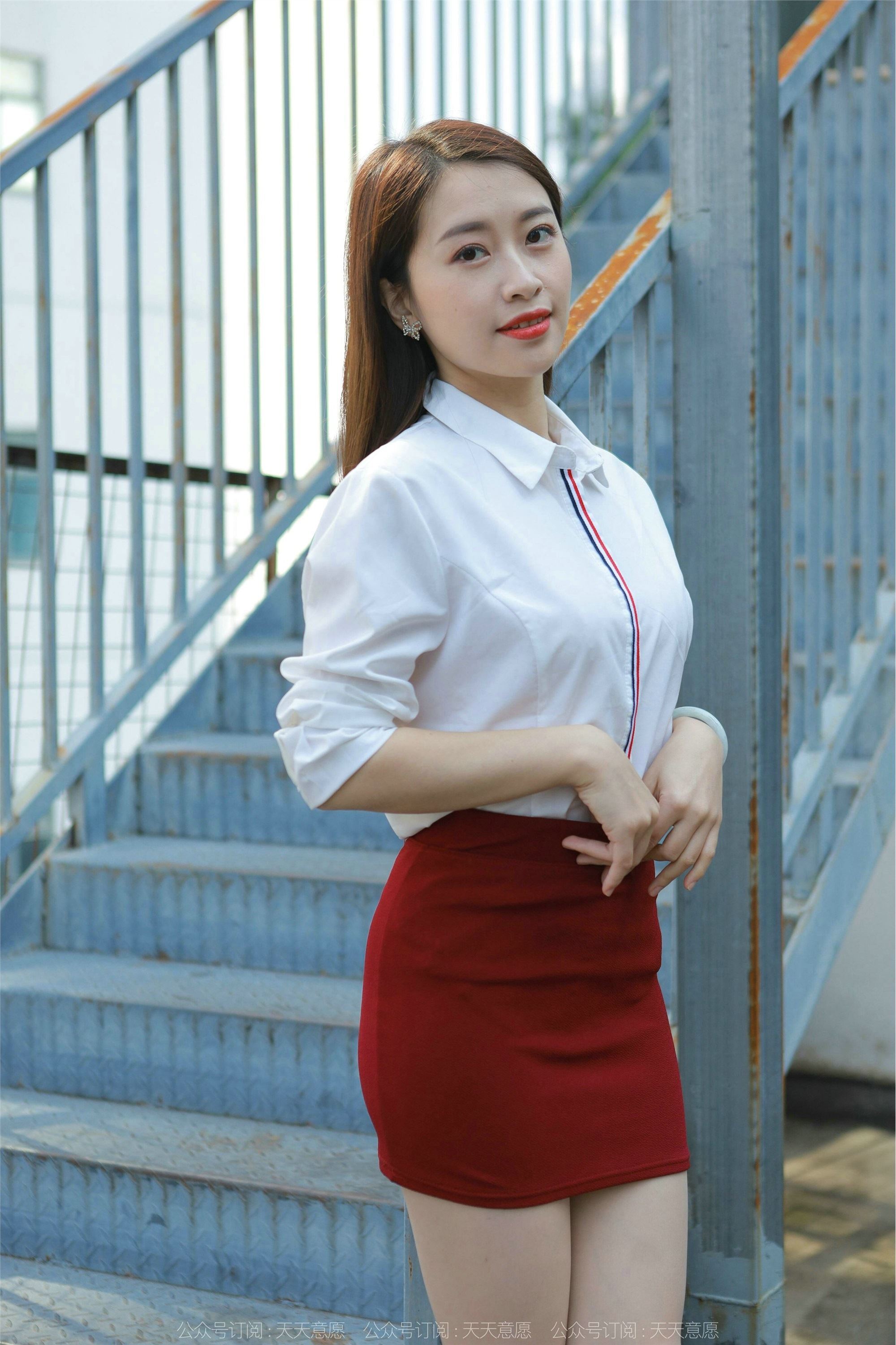 IESS异思趣向  2022.02.17 丝享家1006：小婕《性感红色包臀裙》